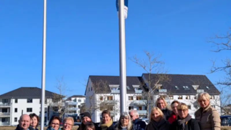 Frauentagsflagge in Neubrandenburg gehisst: Landkreis setzt Zeichen für Gleichstellung