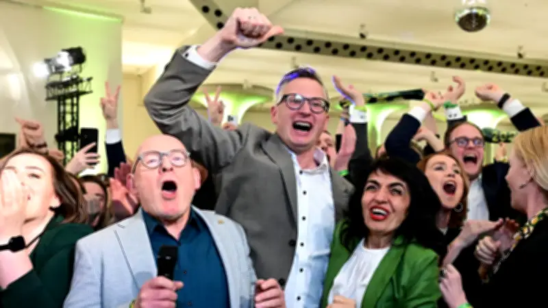 Frenetischer Jubel bei den Grünen: Vorläufiger Wahlsieg mit 32 Prozent