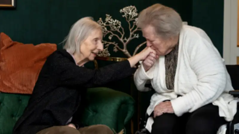 Freundschaft im Alter: Ruth (97) und Regine (83) gehen ihren Weg gemeinsam zu Ende