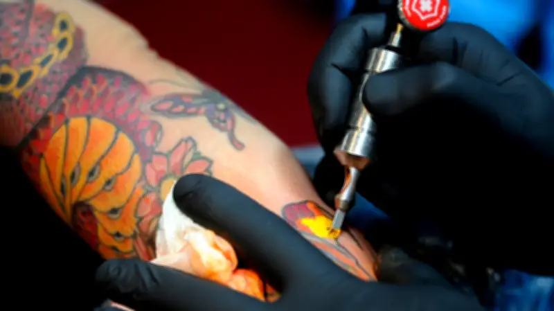 Frühjahr in Rostock: Tattoo-Kunst, Flohmärkte und maritimes Flair locken Besucher