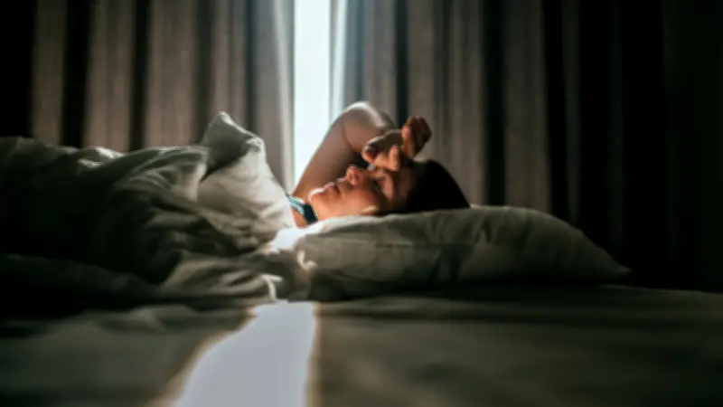 Frühjahrsmüdigkeit: Wie die Zeitumstellung Ihren Schlafrhythmus stört und was wirklich hilft