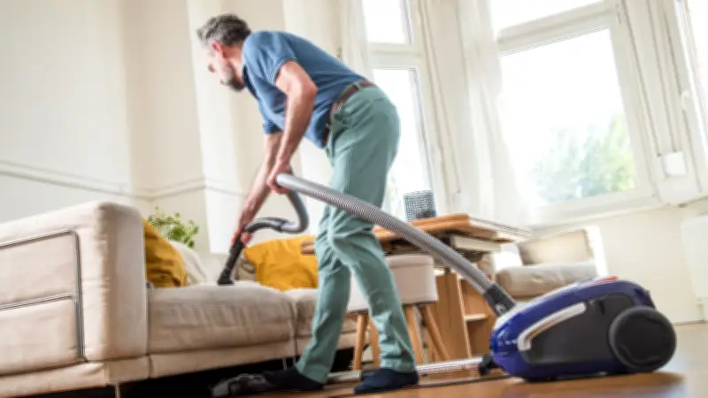 Frühjahrsputz eskaliert: Mann landet nach Fernseher-Streit in Handschellen