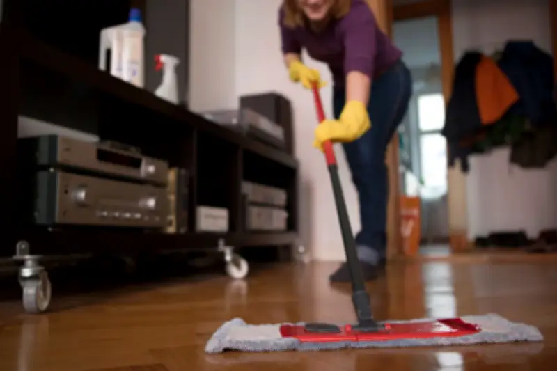 Frühjahrsputz für Parkett: Fünf Profi-Tipps für perfekte Holzfußböden