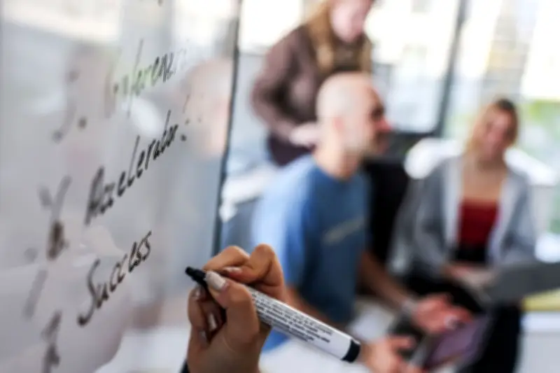 Frühjahrsputz im Büro: So befreien sich Teams von unnötigen Routinen und Ballast