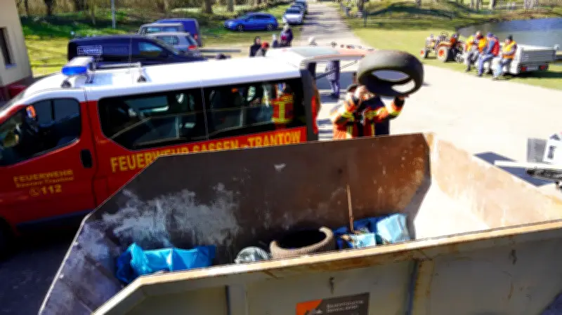 Frühjahrsputz im Peenetal: Gemeinschaftsaktion gegen Vermüllung stärkt Zusammenhalt
