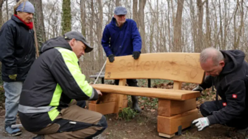 Frühjahrsputz in Gatersleben: Über 50 Helfer sorgen für Sauberkeit und installieren neue Bank