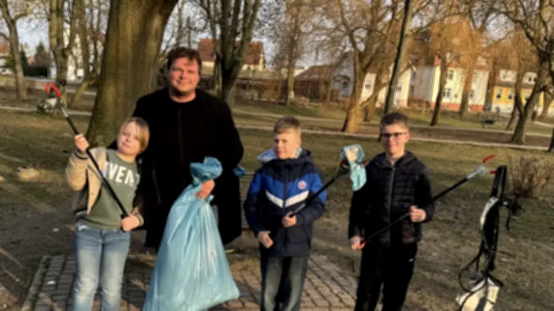 Frühjahrsputz in Malchin: Vater, Sohn und Freunde säubern den Stadtpark