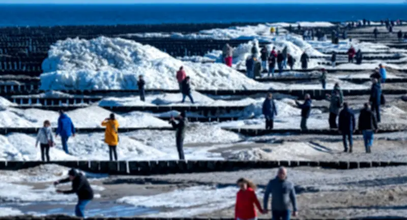 Frühlingsbeginn mit meterhohen Eistürmen am Strand von Zempin auf Usedom