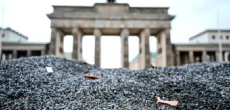 Frühlingsputz für Gehwege: Wer muss Streugut nach dem Winter entfernen?