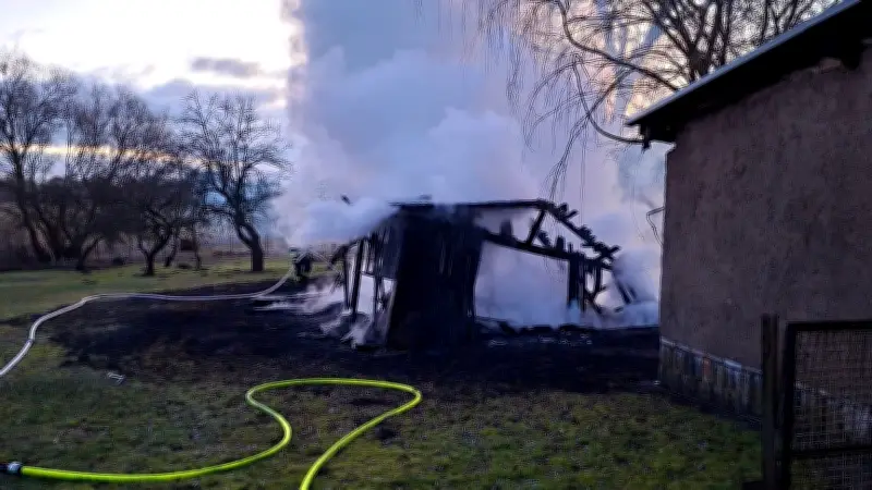 Frühmorgendlicher Brand in Dabel: Holzschuppen durch Feuer komplett zerstört