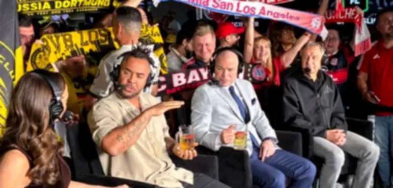 Frühmorgendliches Bundesliga-Fieber in LA: Klinsmann und Owomoyela feiern Bayern gegen Dortmund