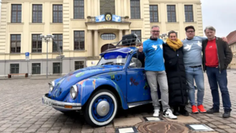 Friedenskäfer „Seppi“ rollt für den Frieden: Oldtimer unterstützt Konzertreihe in Mecklenburg