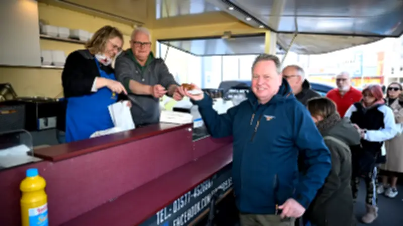 Frikadellen für Freddy: Imbiss sammelt 2400 Euro für motorisierten Rollstuhl