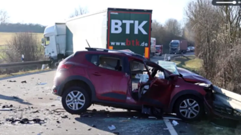 Frontalcrash in Hessen: 25-Jährige prallt auf Gegenfahrbahn in Lkw - Lebensgefahr