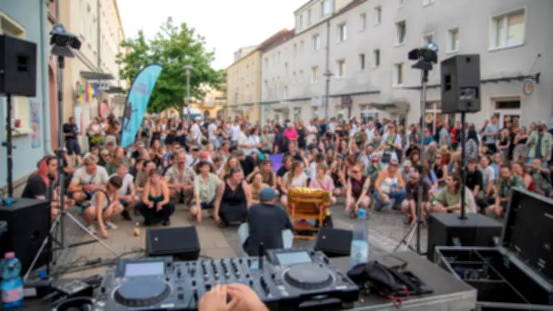 Fête de la Musique: Großes Musikfest verwandelt Neubrandenburgs Innenstadt in offene Bühne