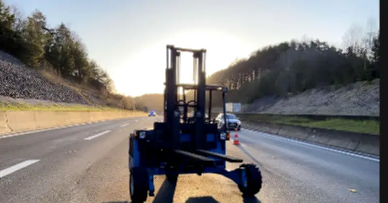 Gabelstapler auf der A9: Lkw-Fahrer denkt an Diebstahl, doch Stapler war vom Laster gefallen