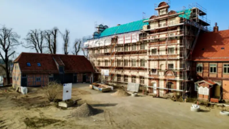 Gadebusch: 16. Freiwilligen-Einsatz am Schlossberg mit besonderem Schauspieler-Duell