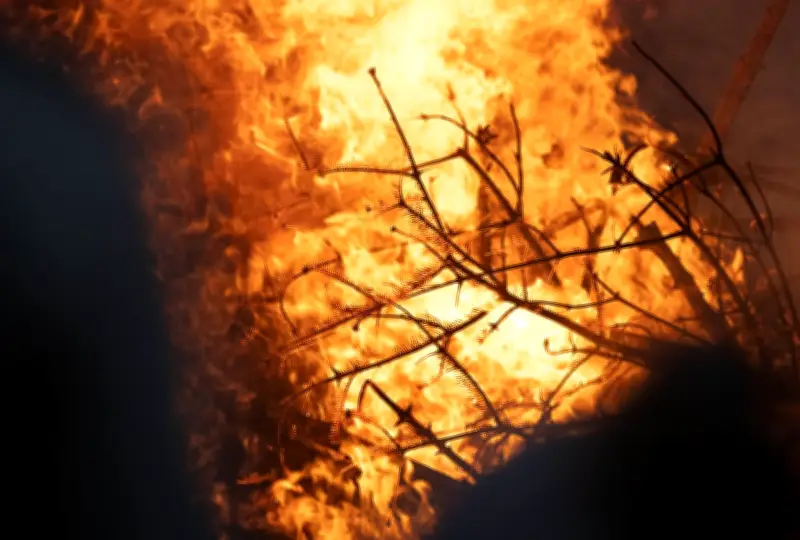 Gartenfeuer außer Kontrolle: Mann zerstört versehentlich Nachbars Segelboot und Auto