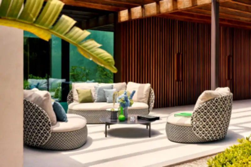 Gartentrends 2026: Fliesentische, Streifen und helle Farben erobern Balkone