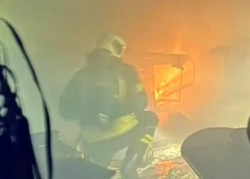 Gebäudebrand in Köthen: Mann verletzt - Freiwillige Feuerwehr im Einsatz