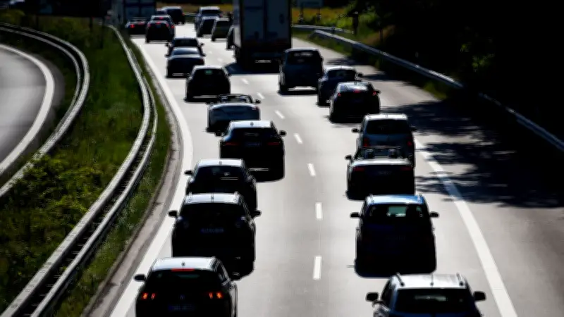 Gefahrgut-Unfall auf A24: Laster mit Desinfektionsmittel kippt um - Autobahn gesperrt