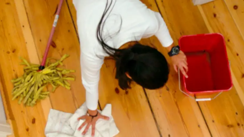 Gefangen in der Job-Hölle: Niedriglohnsektor treibt Frauen in Burnout und Verzweiflung