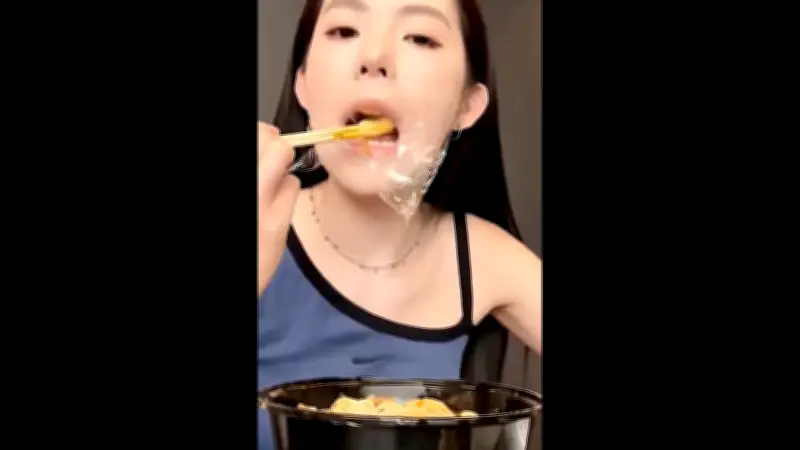 Gefährlicher Abnehmtrend aus China: Influencer kauen Essen und spucken es in Plastikfolie aus