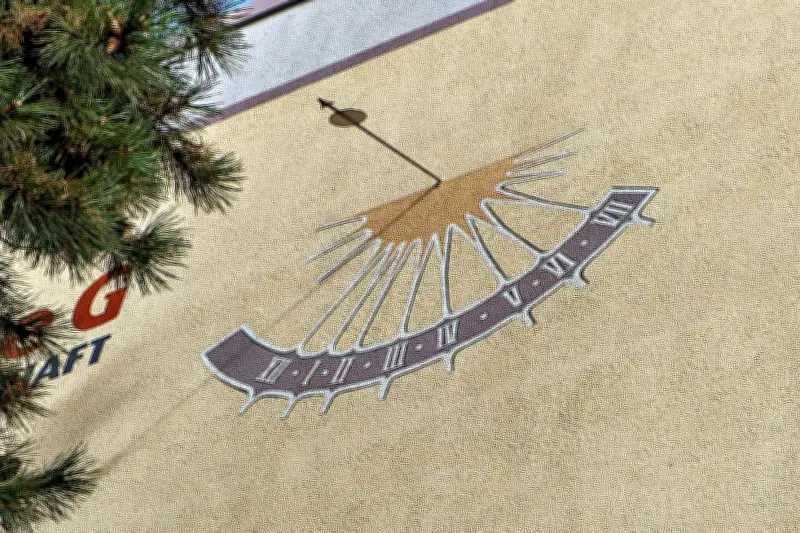 Geheimnis der Zeitzer Sonnenuhr gelüftet: Künstler hinter Beethovenstraßen-Kunstwerk identifiziert