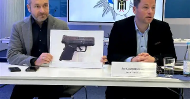 Geladene Waffe und Beute im Mercedes: Polizei stoppt Trio mit Schmuck und Bargeld