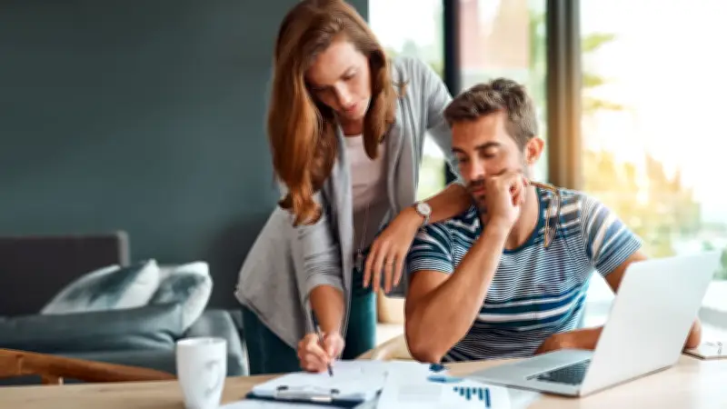 Geldgeheimnisse in Beziehungen: Jeder Zweite verschweigt dem Partner sein Gehalt