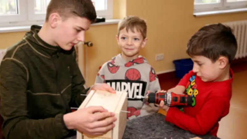 Gemeinschaftsaktion in Hohenzieritz: 25 Nistkästen für die Vogelwelt gebaut