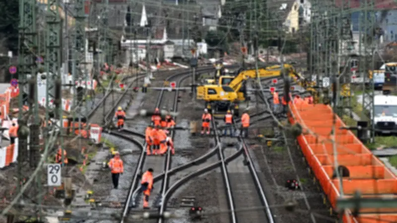 Generalsanierung Berlin-Hamburg: Minister Blank in der Kritik - Chaos im Schienenersatzverkehr