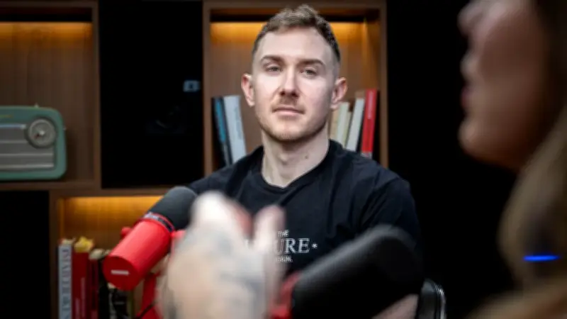 Geschäft mit der Männlichkeit: Pseudo-Coaches ziehen junge Männer online ab