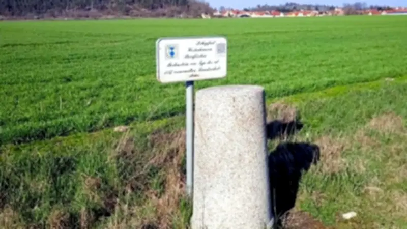 Gestohlenes Schild kehrt nach 15 Jahren an historischen Meilenstein in Westerhausen zurück
