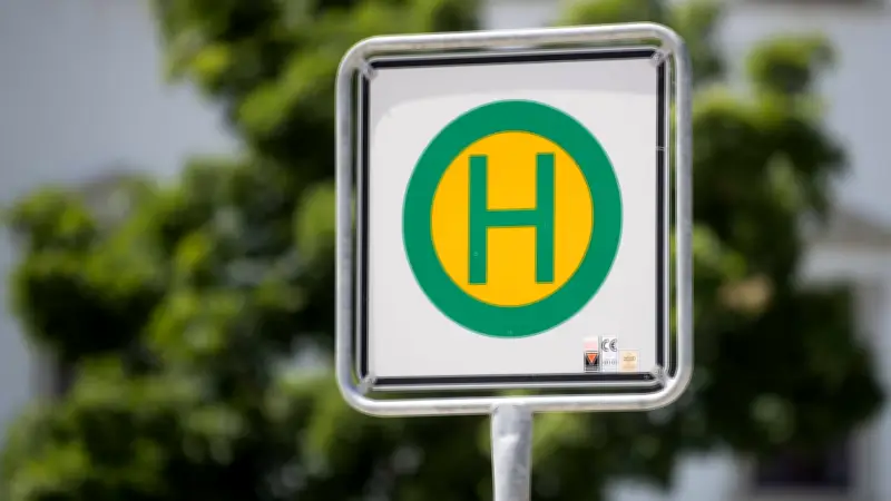 Gewalttat an Freiburger Bushaltestelle: Mädchengruppe schlägt auf 15-jährige Schülerin ein