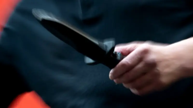 Gewalttat in Grimmen: Mann nach Messerangriff schwer verletzt – Polizei ermittelt