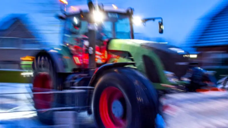 Gewiefte Diebe stehlen Kundentraktor in Templin: Kameras gezielt ausgeschaltet