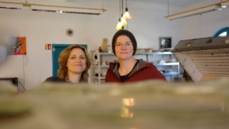 Glashütte Annenwalde: Fünf Jahre kreative Glasfusion zwischen Natur und Fantasie