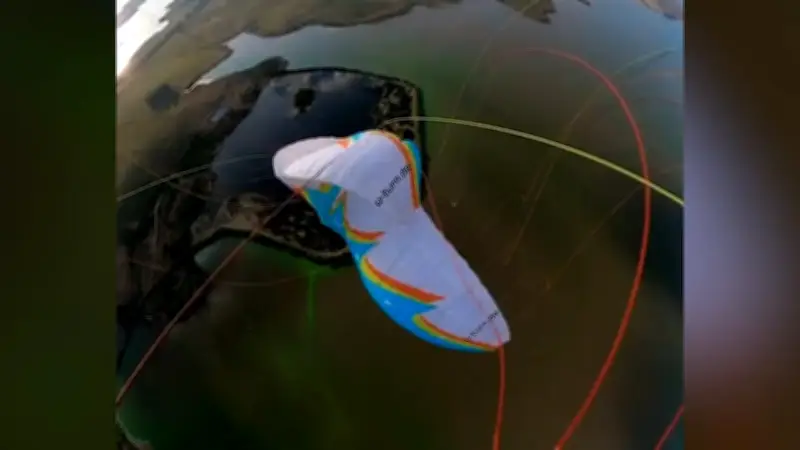 Gleitschirm-Albtraum in Uruguay: Pilot filmt eigenen Absturz und rettet sich in letzter Sekunde