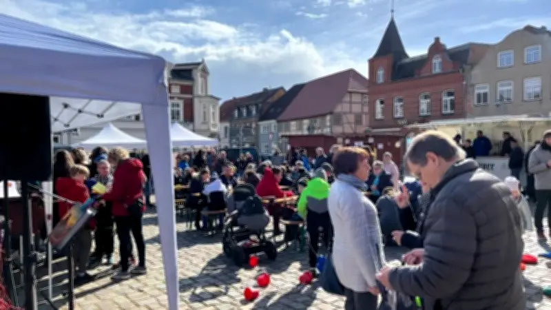 Gnoien kocht gemeinsam: Warbelmarkt vereint Bürger am großen Tisch