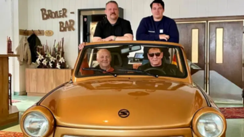 Goldener Trabant als DDR-Nostalgie-Magnet: Kultauto zieht in Rügener Hotel-Bar ein