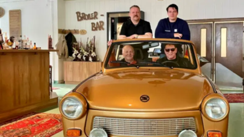 Goldener Trabi als DDR-Nostalgie-Magnet: Kultauto zieht in Rügen-Hotel ein
