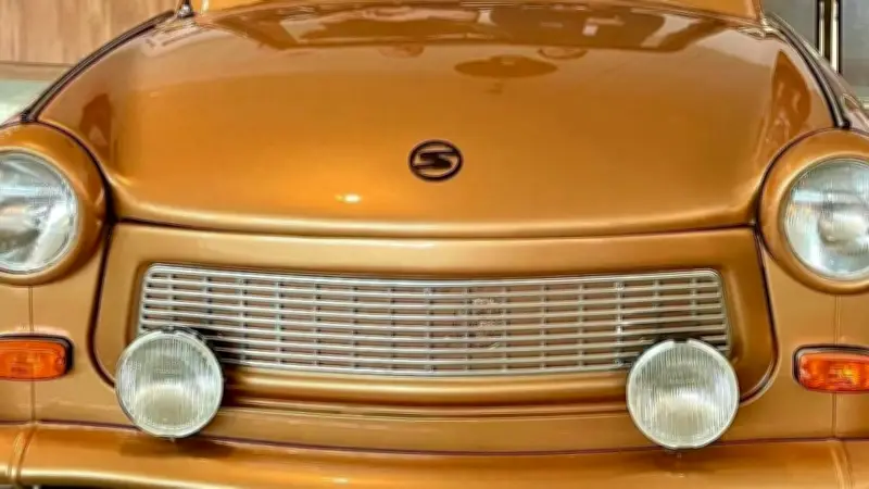 Goldener Trabi als Publikumsmagnet: DDR-Nostalgie im Rügen-Hotel