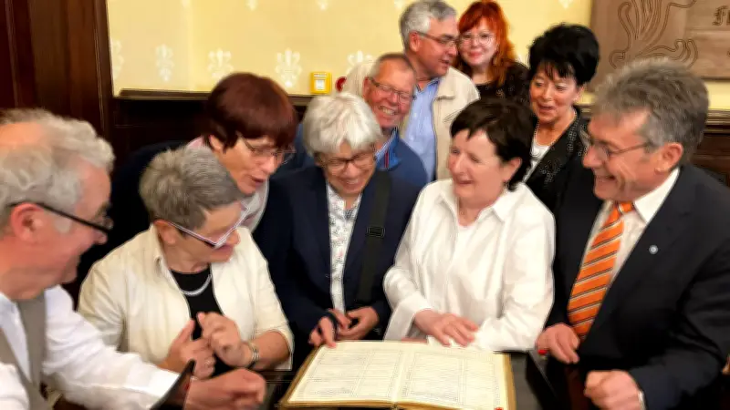 Goldenes Abitur in Quedlinburg: Ehemalige pflanzen Eiche als bleibendes Zeichen