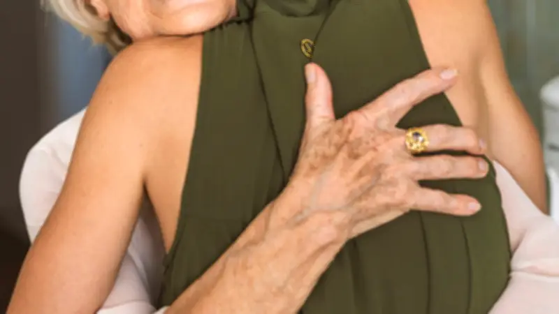 Goldketten-Diebstahl im Burgenlandkreis: Trickbetrüger nutzen Umarmungen gegen Seniorinnen