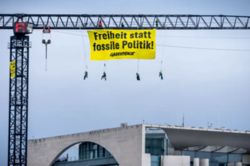 Greenpeace protestiert mit spektakulärer Kran-Aktion gegen neues Klimaschutzprogramm