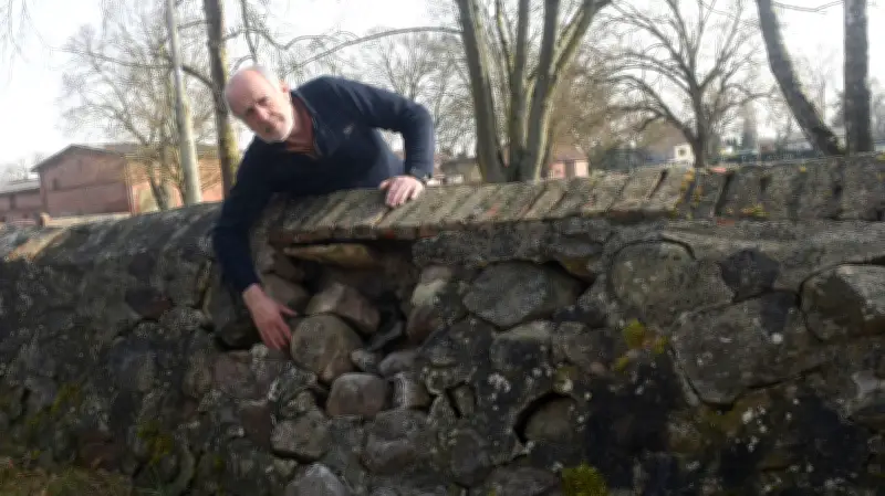 Grischow investiert trotz Haushaltslücke in Dorfbild: 200 Jahre alte Mauer wird erhalten