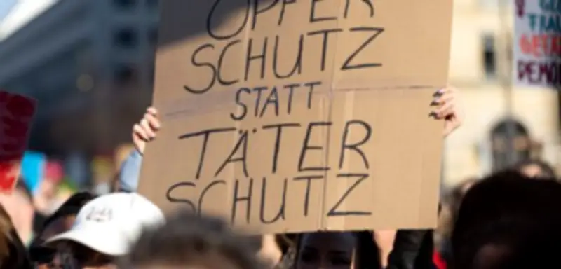 Grüne fordern schärfere Strafen für digitale Gewalt gegen Frauen