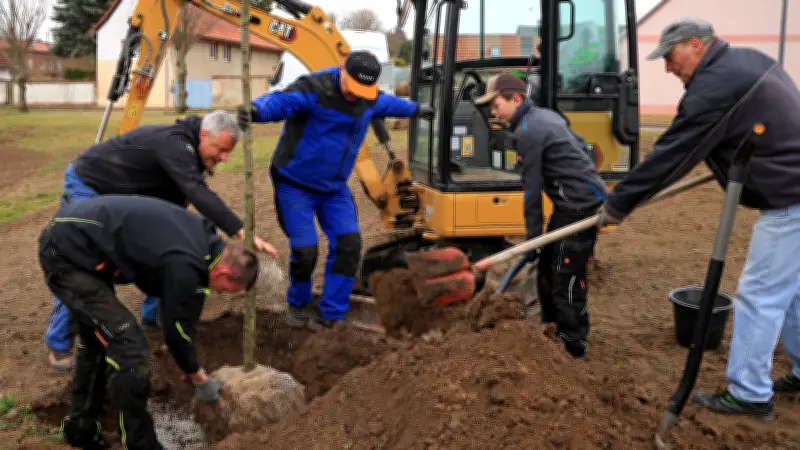 Groß Schierstedt: 43 Freiwillige gestalten Dorf in 150 Arbeitsstunden