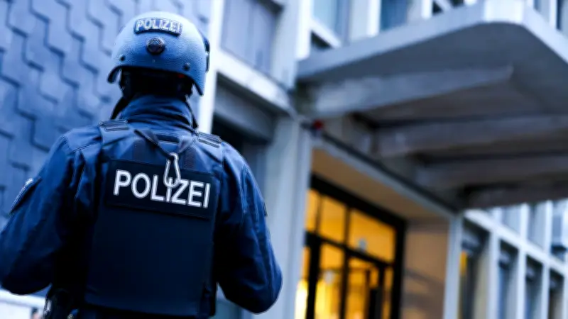 Großalarm in Salzwedel: SEK stürmt Wohnung nach Bedrohung mit Spielzeugwaffe